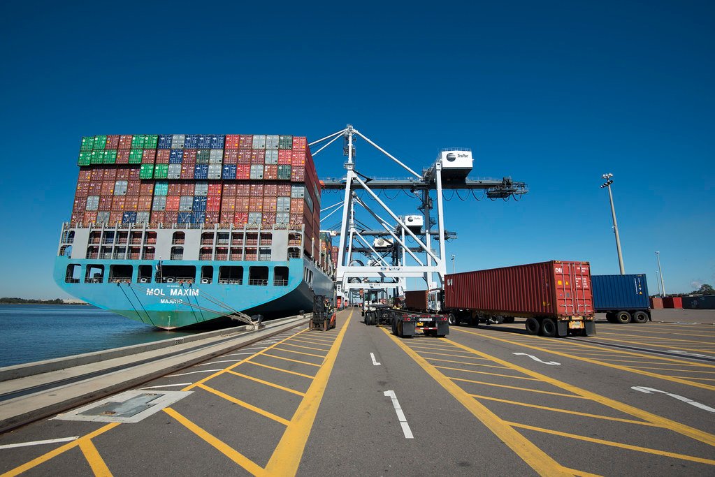 Buque portacontenedores en terminal de puerto - sector logistica
