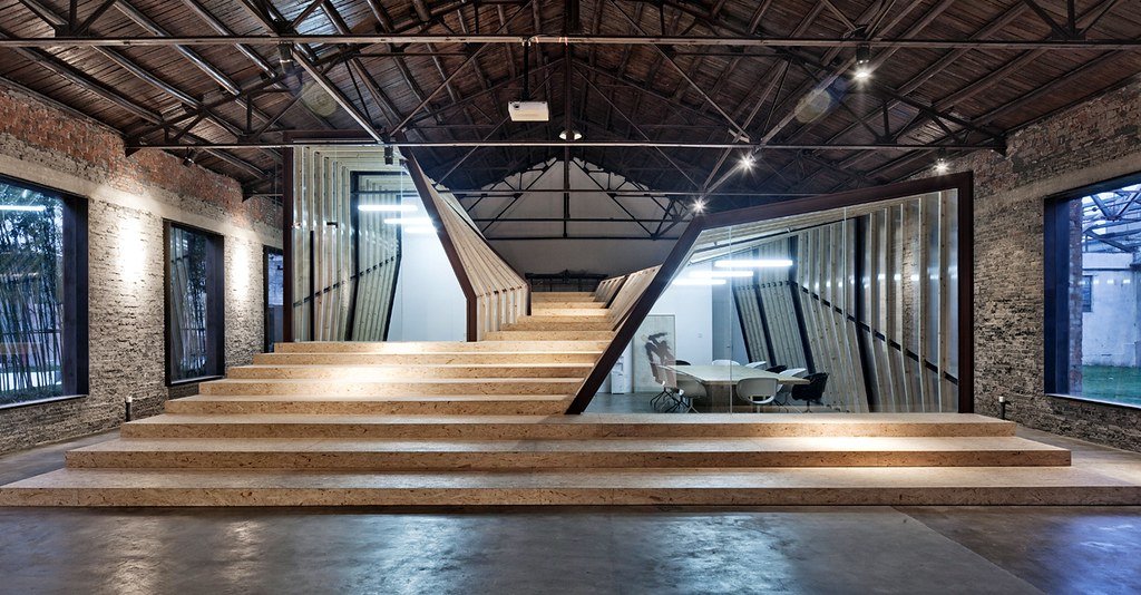 Oficina y espacio de trabajo profesional moderno con sala de reuniones acristalada