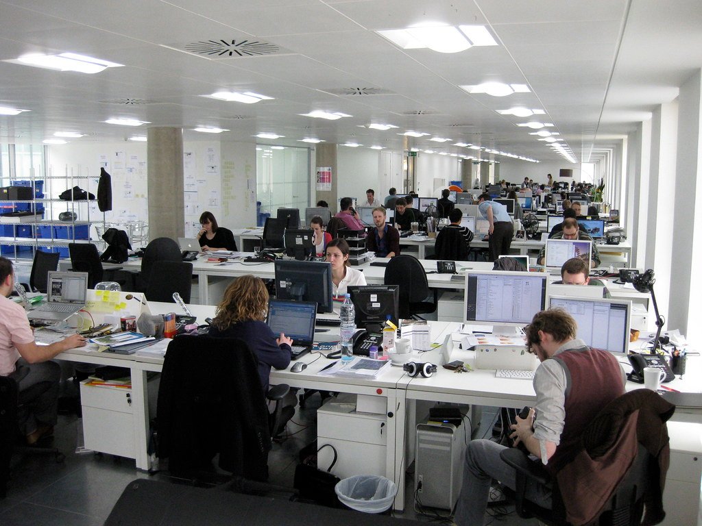 Equipo de ecommerce trabajando en oficina - estrategias para aumentar el valor medio del pedido en una página web
