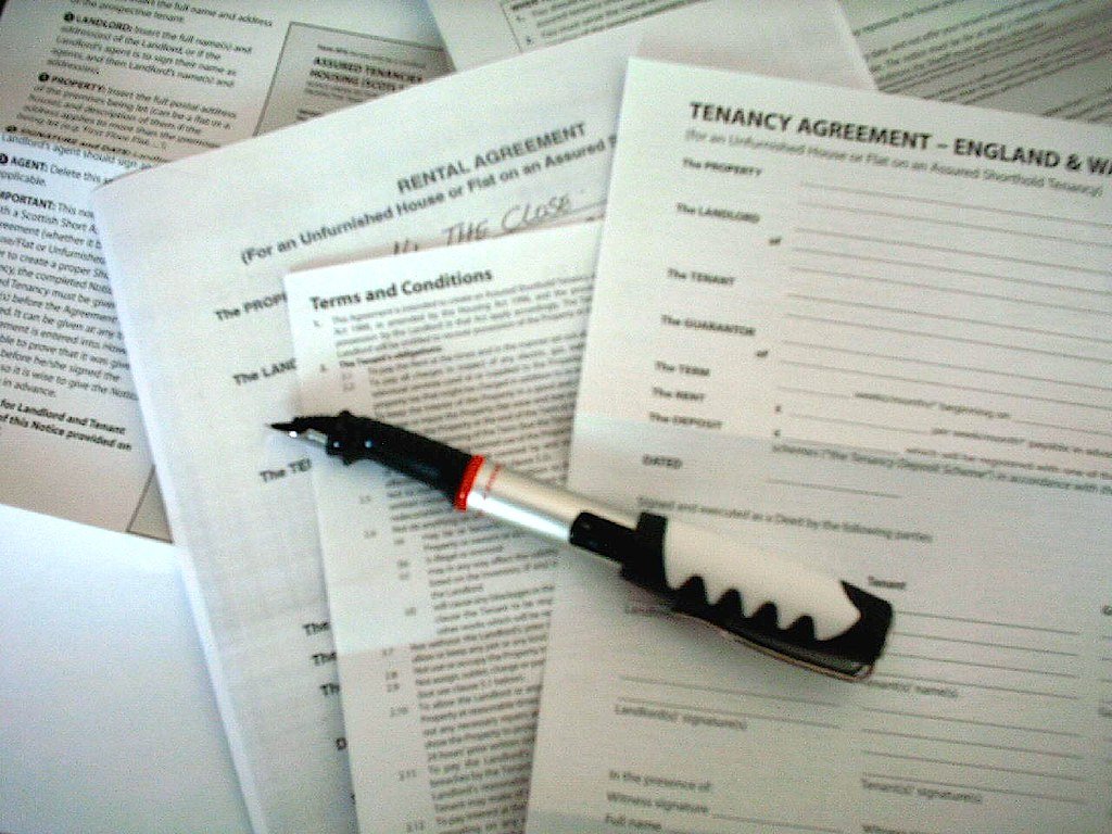 Documentos legales y contratos firmados - estrategia SEO para abogados y despachos jurídicos