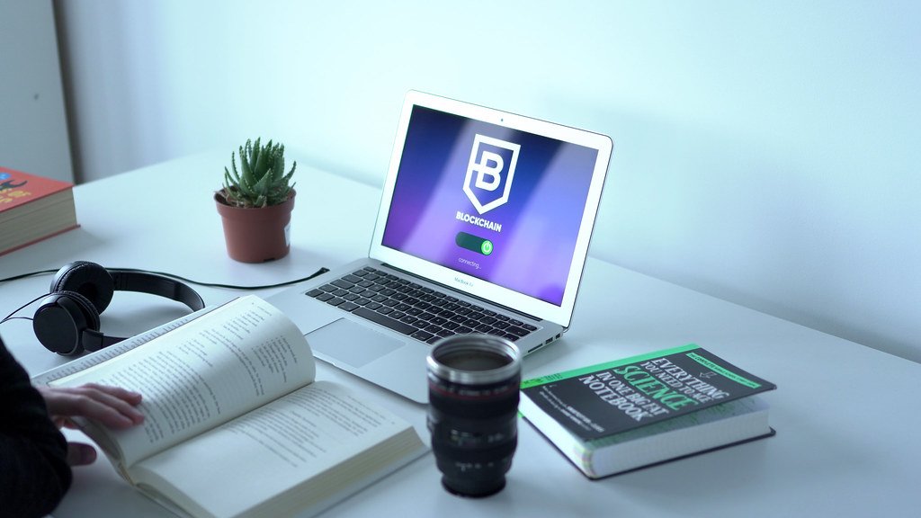 Plataforma de formación online en un portátil — estrategia SEO para academias y centros de formación online