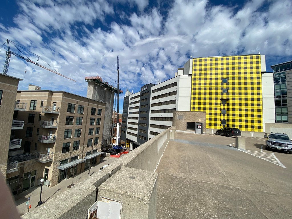 Edificio residencial en construcción con grúa - estrategia SEO para constructoras y promotoras de obra nueva