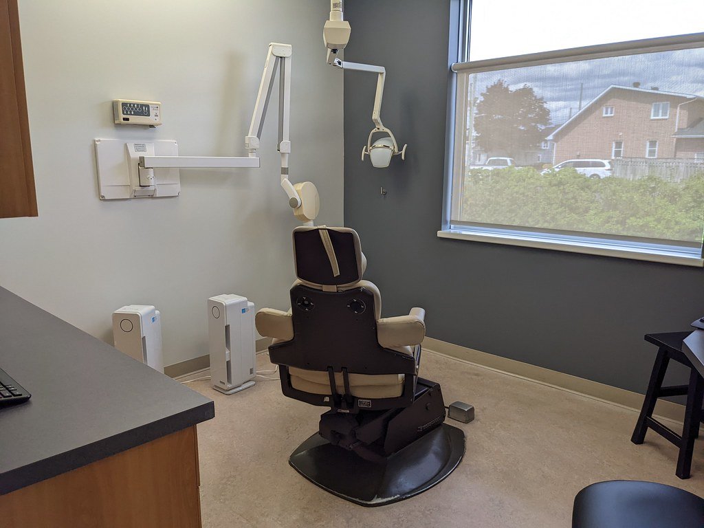 Sala de tratamiento de clínica dental moderna y limpia