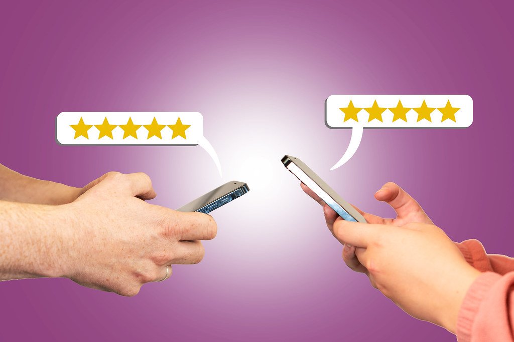 Cliente satisfecho dejando una reseña positiva en Google Business Profile - estrategia para conseguir más opiniones