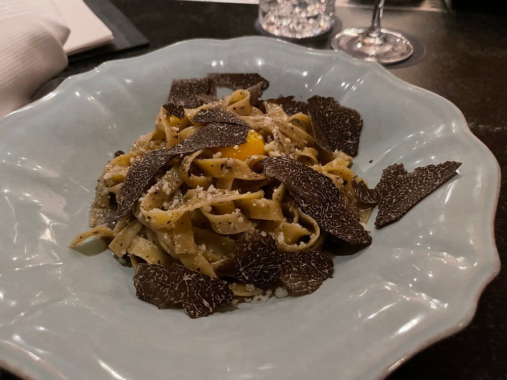 Plato gourmet de tagliatelle con trufa en restaurante - estrategia SEO para restaurantes