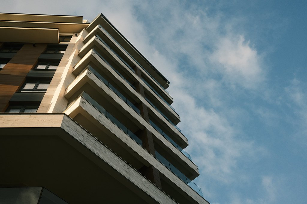 Edificio residencial moderno con arquitectura limpia - estrategia SEO para inmobiliarias