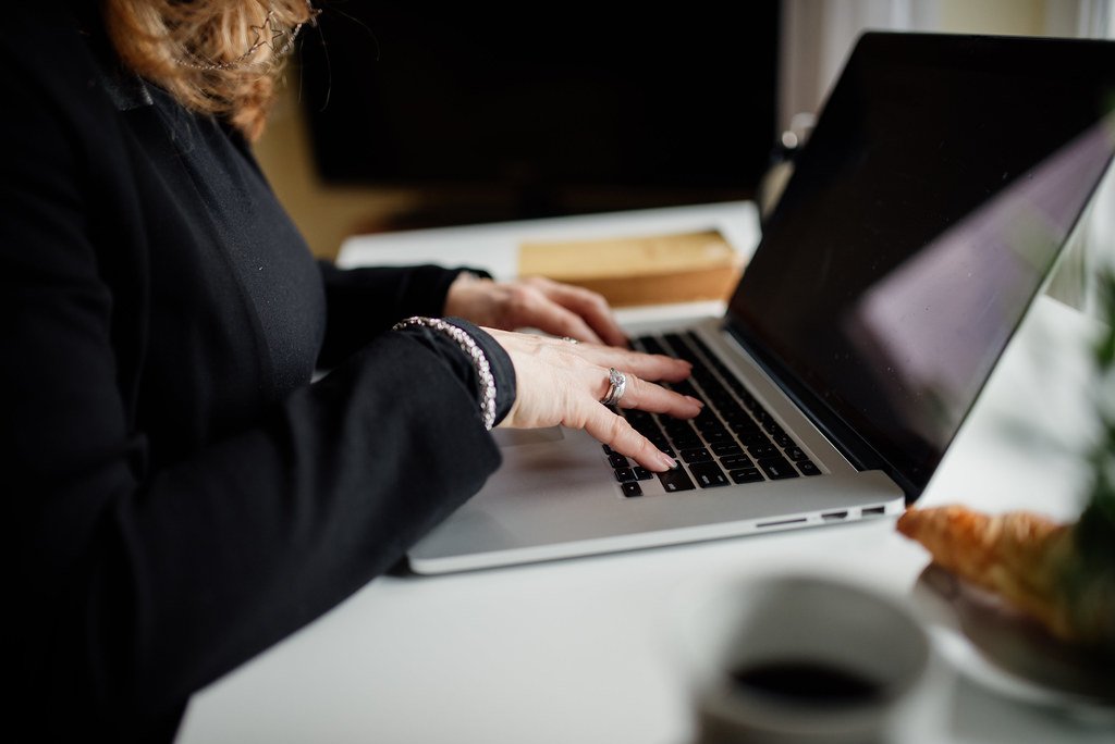 Profesional trabajando con un portatil sobre estrategia SEO para aparecer en los primeros resultados de Google sin pagar