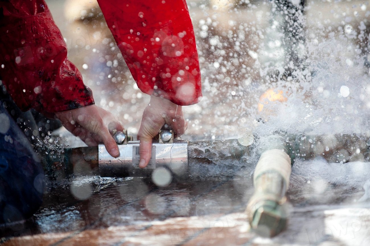Reparación de tubería de agua a manos - estrategia SEO para fontaneros y servicios urgentes locales