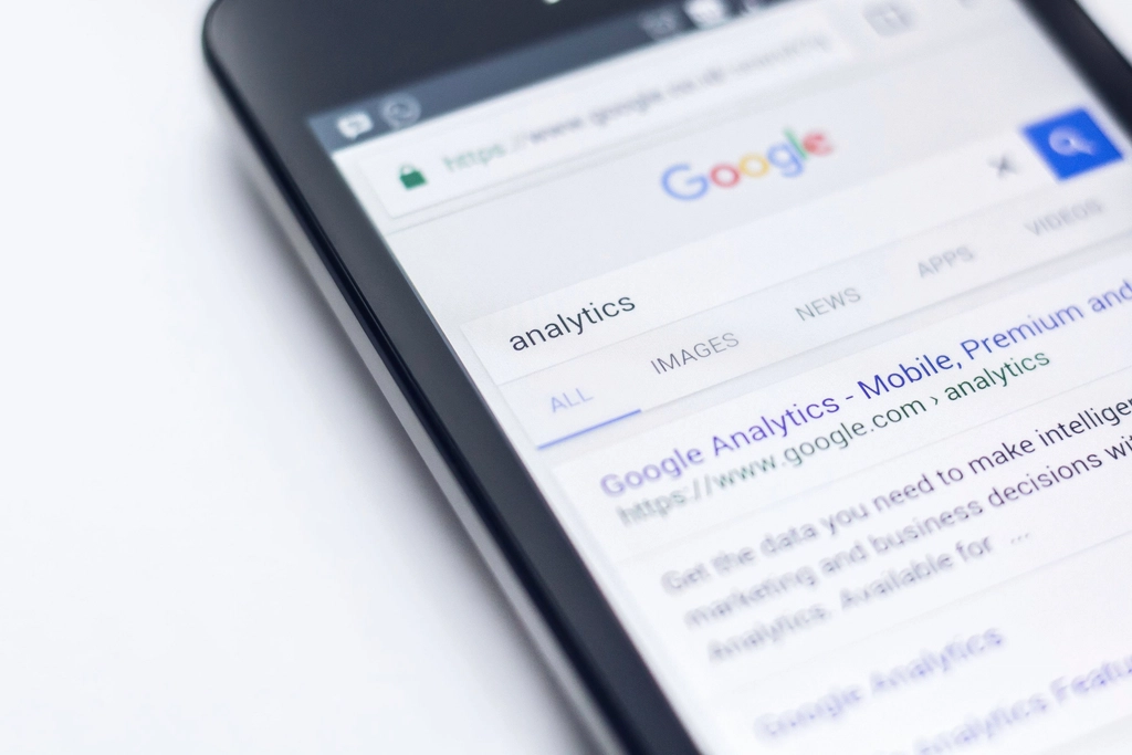 Pantalla movil con dashboard de Google Analytics - eleccion de keywords para tu negocio