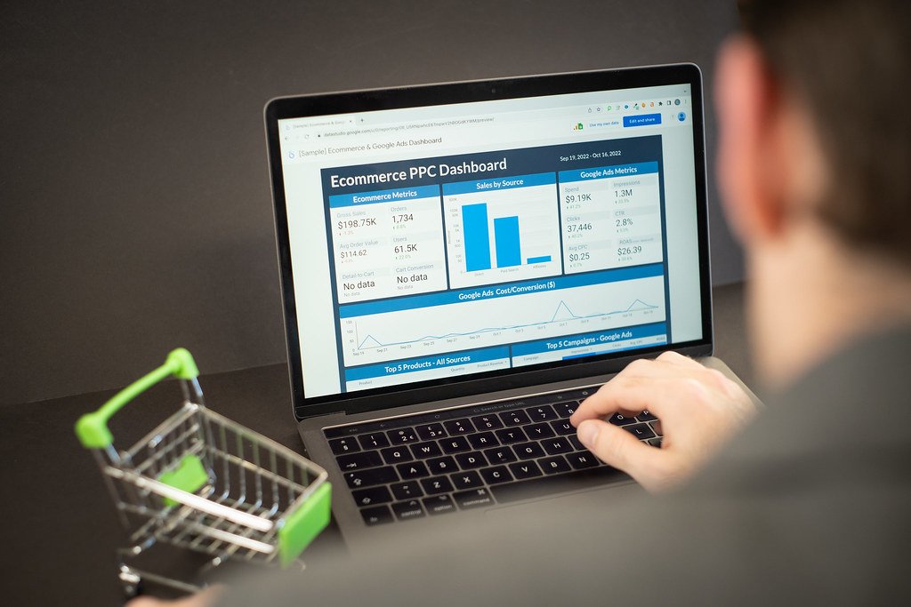 Analista revisando metricas de un ecommerce en pantalla - como elegir empresa de diseño web para una tienda online