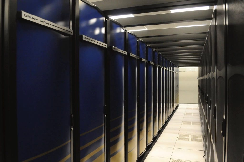 Sala de servidores con racks alineados — migracion web sin perder posicionamiento SEO