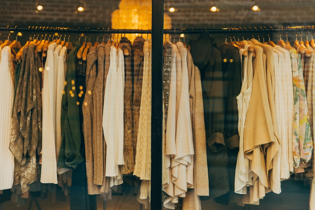 Perchero con ropa colgada en una tienda de moda - estrategia SEO para tiendas de moda online