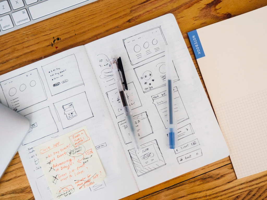 Wireframe sobre cuaderno y teclado - diseno UX vs diseno visual