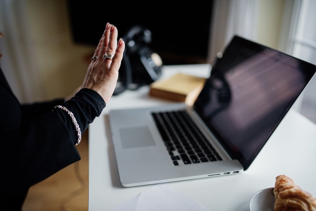 Profesional B2B trabajando con software SaaS en una reunion online - estrategia SEO para empresas SaaS B2B