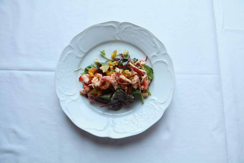 Plato de ensalada saludable con verduras frescas - estrategia SEO para nutricionistas y dietistas