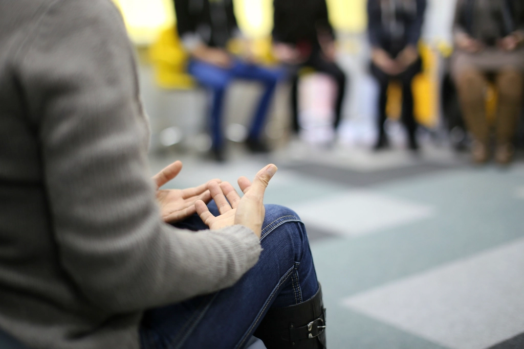 Profesional de psicologia conversando con una paciente en consulta - estrategia SEO para psicologos