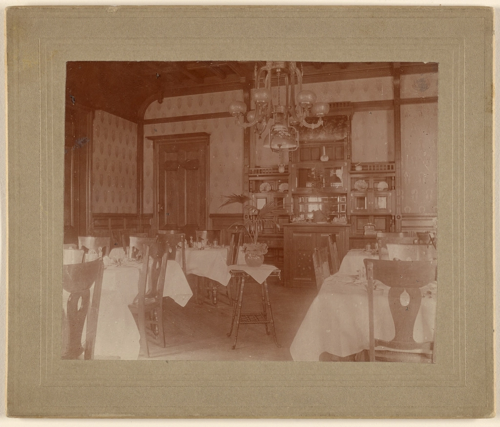 Interior de un restaurante moderno con mesas preparadas - diseño web para restaurantes