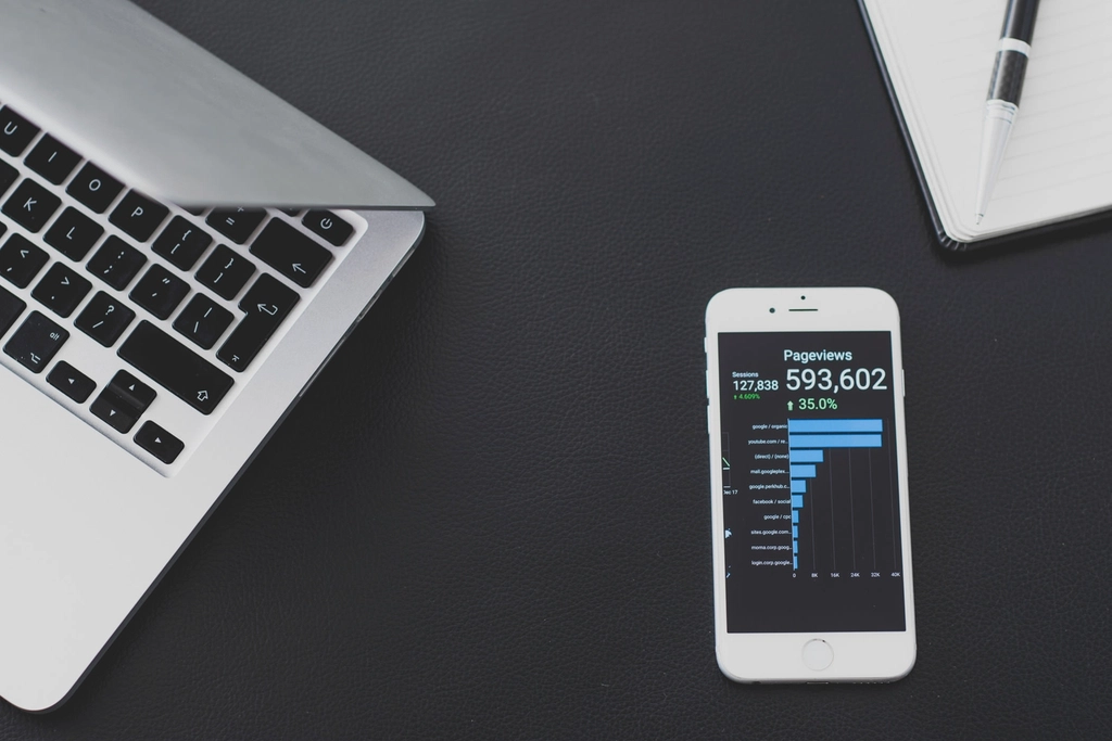 Pantalla de smartphone mostrando datos de analítica web y atribución en Meta Ads