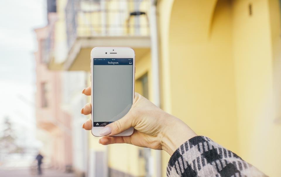 Smartphone con Instagram abierto - audiencias lookalike en Meta Ads para campañas de públicos similares