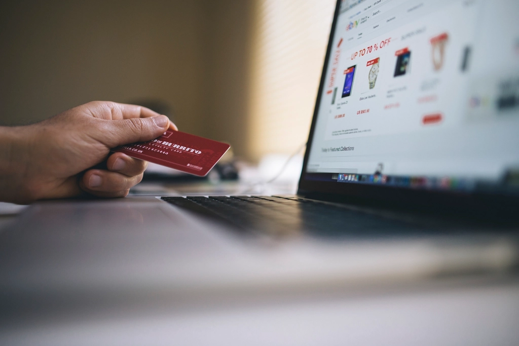Persona comprando en una tienda online desde un ordenador - cómo abrir una tienda online en 2026