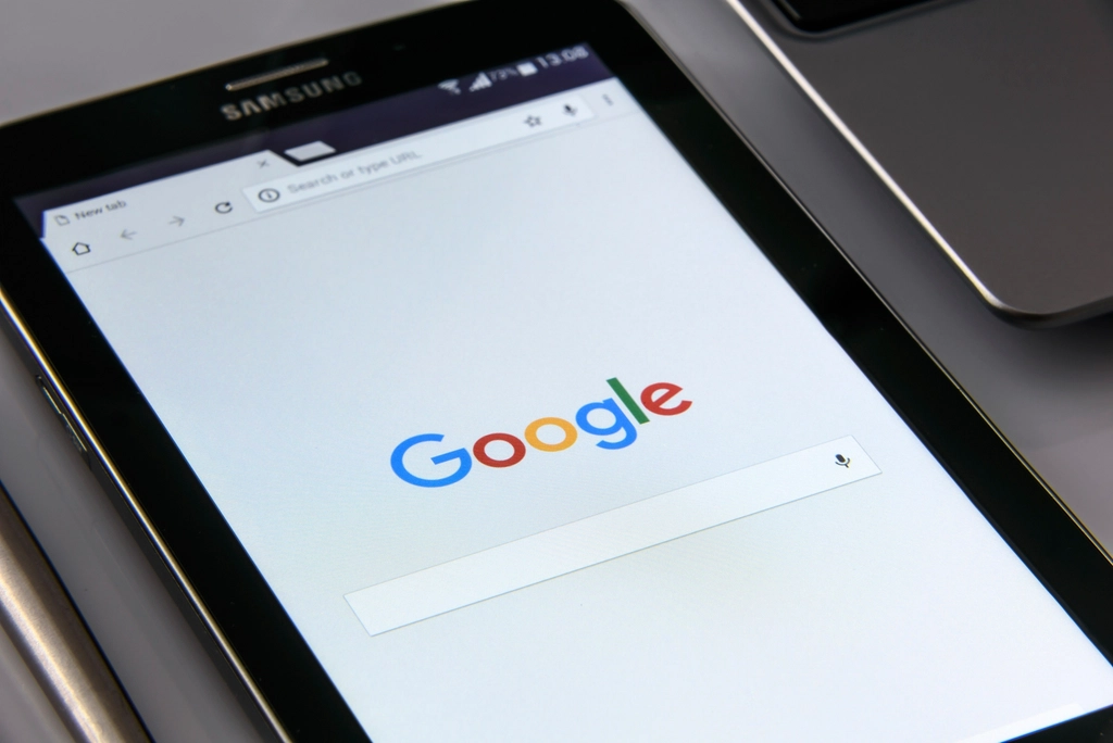 Pantalla de búsqueda de Google en una tablet — cuánto cuesta Google Ads y cuánto invertir al mes