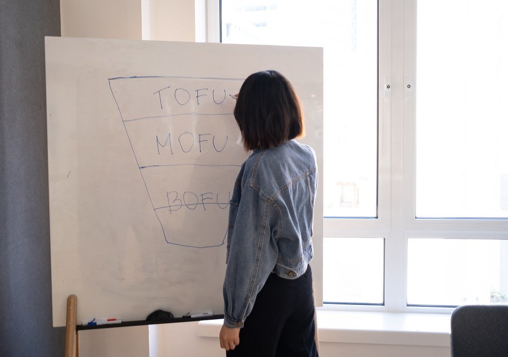 Profesional planificando una estrategia de marketing para evitar errores en Google Ads que queman presupuesto