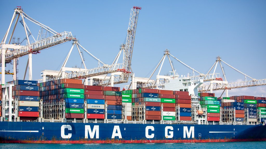 Contenedores en puerto de carga - logistica para tiendas online en Canarias