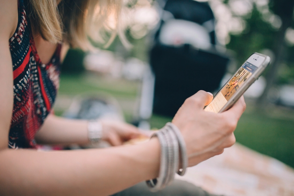Mujer usando redes sociales en el movil - Meta Ads para una clinica estetica