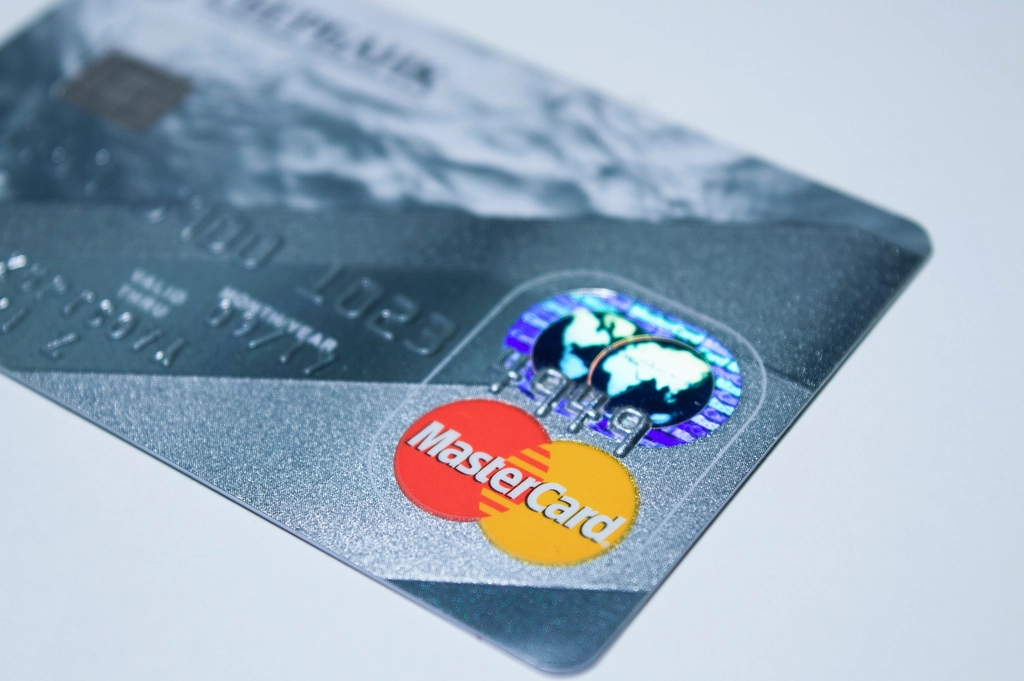 Tarjeta de pago sobre fondo neutro - comparativa de pasarelas de pago para tienda online
