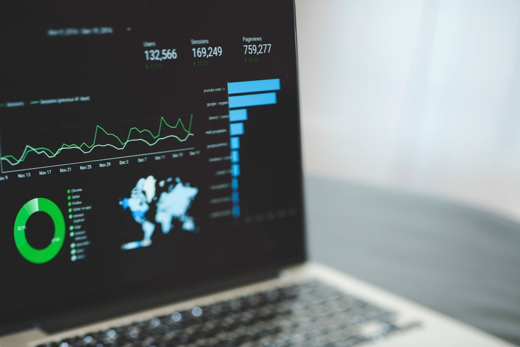Panel de analítica en un portátil - cómo medir el Quality Score y bajar el CPC en Google Ads