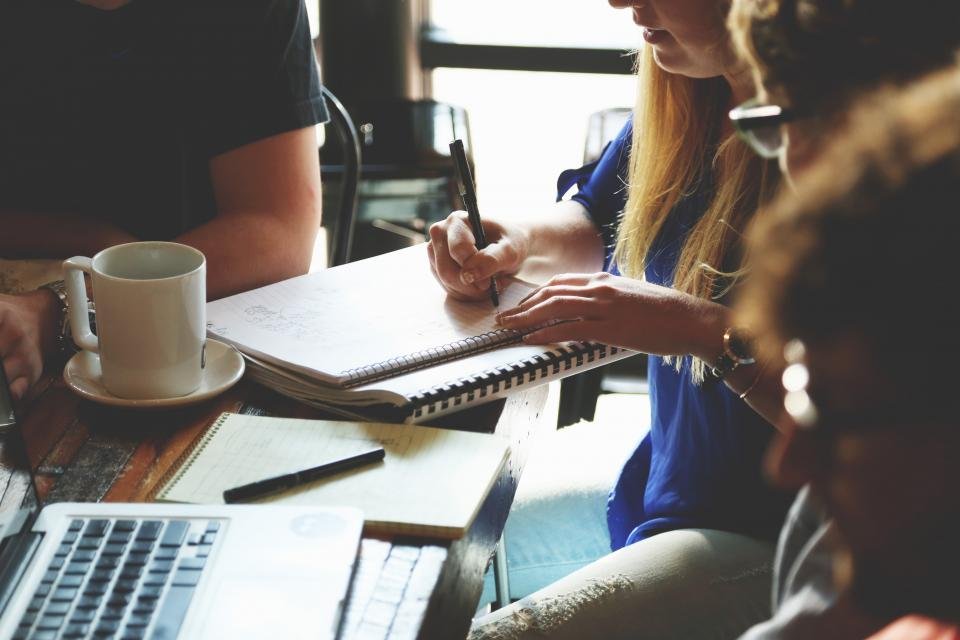 Reunión de trabajo en oficina — cómo elegir una agencia SEO que funcione