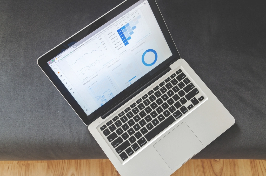Dashboard de analytics en portatil sobre escritorio con graficos - cuanto cuesta implementar marketing automation
