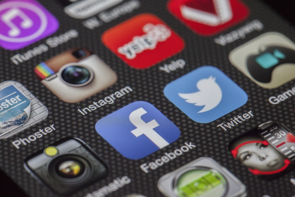 Smartphone con apps de redes sociales - coste de Meta Ads en España en 2026