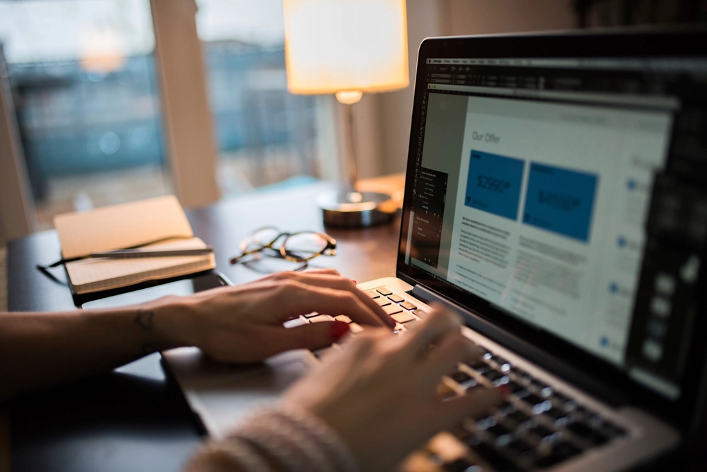 Diseñadora trabajando en el diseño de una página web que convierta visitantes en clientes