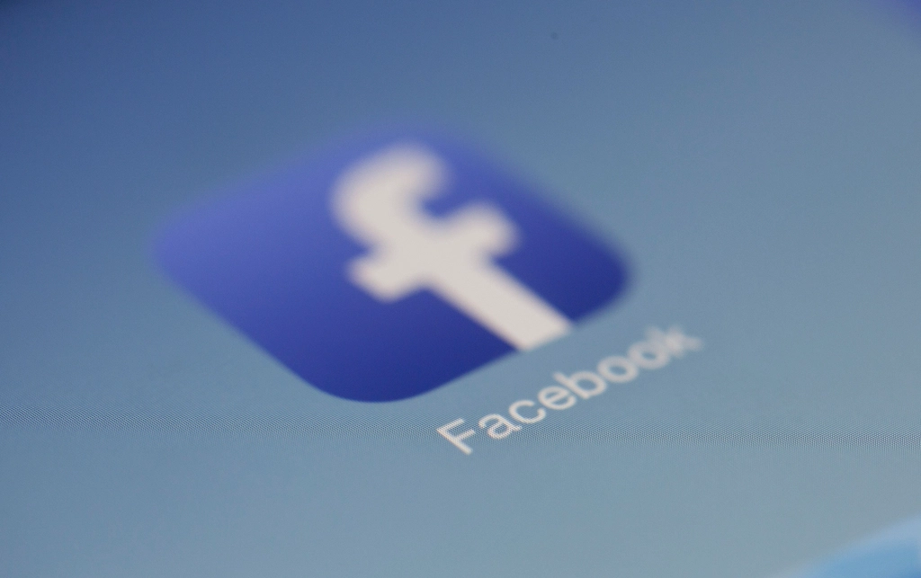 Pantalla de la app de Facebook en un smartphone - escalar campañas en Meta sin romper el aprendizaje