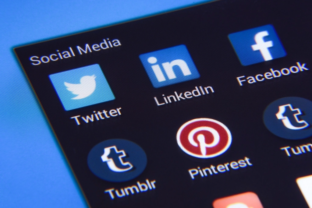 Aplicaciones de redes sociales en pantalla de smartphone - elegir el objetivo de campaña correcto en Meta Ads