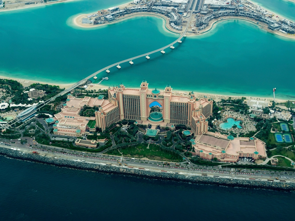 Resort hotelero con piscina y palmeras junto al mar — SEO para hoteles