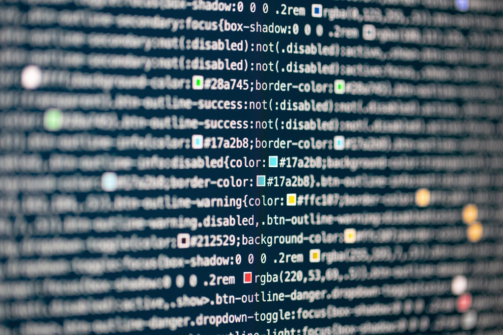 Pantalla de ordenador con código fuente — cómo aumentar la velocidad de carga de una web WordPress
