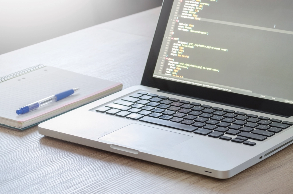 MacBook con codigo CSS abierto - diseno web para pyme con poco presupuesto
