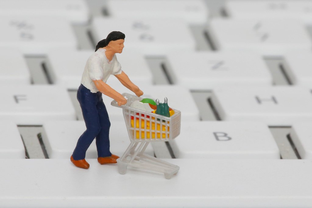Carrito de compra sobre un portátil con una tienda online - cómo posicionar las fichas de producto en Google