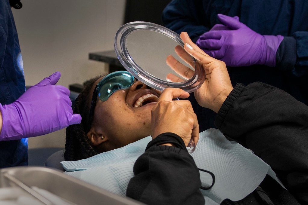 Paciente en el sillon de una clinica dental durante una revision - Google Ads para clinicas dentales