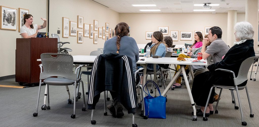 Grupo de alumnos adultos en un aula de una academia de formacion durante una clase - Google Ads para academias