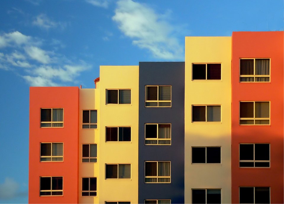 Edificios residenciales de colores - Google Ads para inmobiliarias