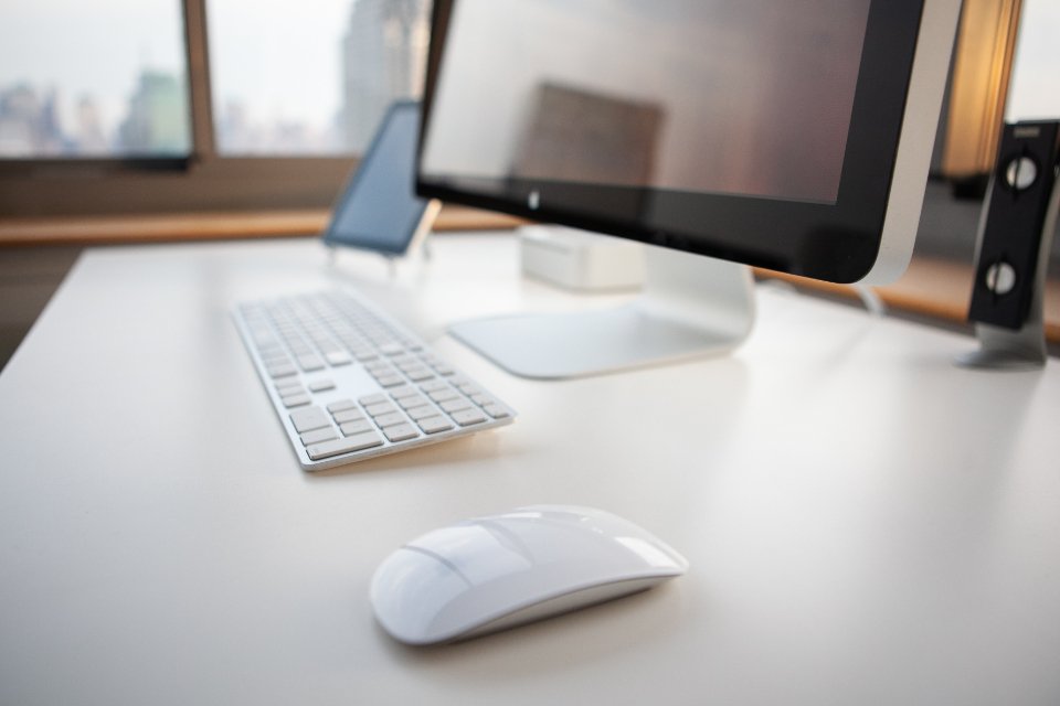 Espacio de trabajo con portatil - optimizacion WPO de una web profesional