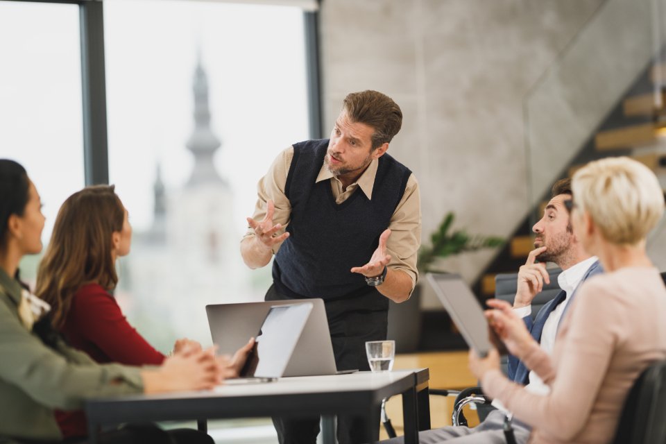 Equipo B2B trabajando con portátil - comparativa LinkedIn Ads y Google Ads