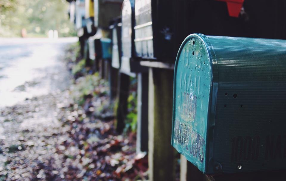 Fila de buzones de correo esperando mensajes - flujo de reactivación de clientes inactivos por email