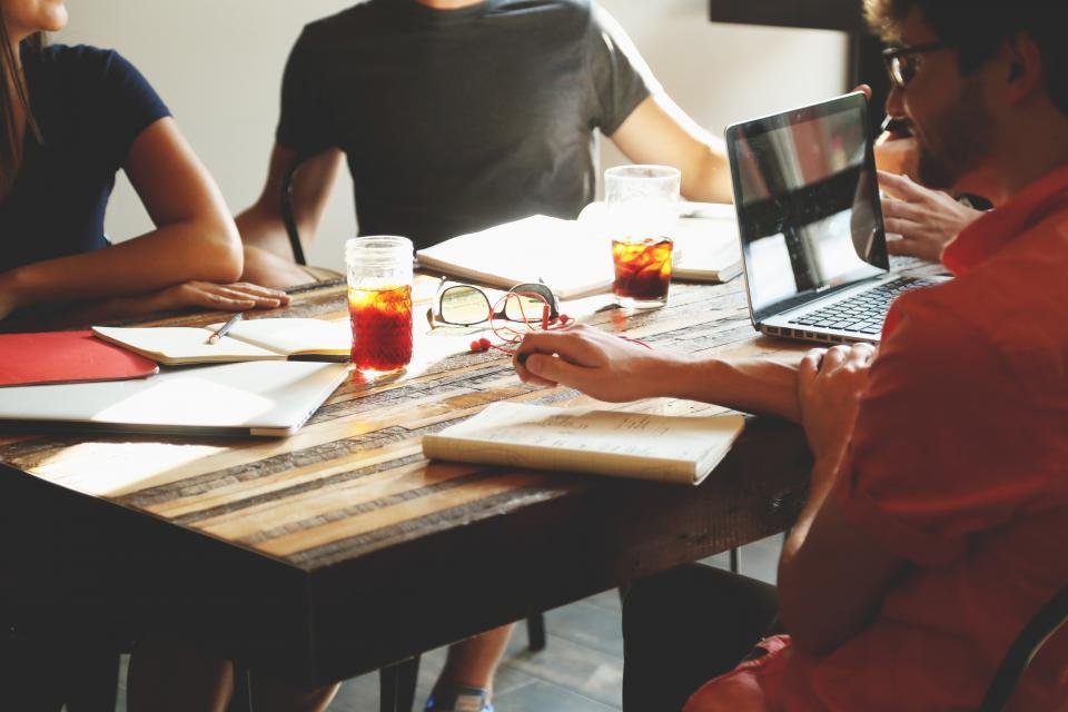 Equipo de trabajo definiendo el tono de voz de una marca en una reunión