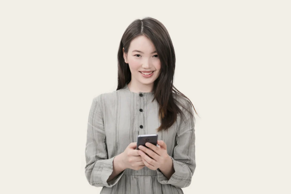 Mujer consultando un teléfono móvil