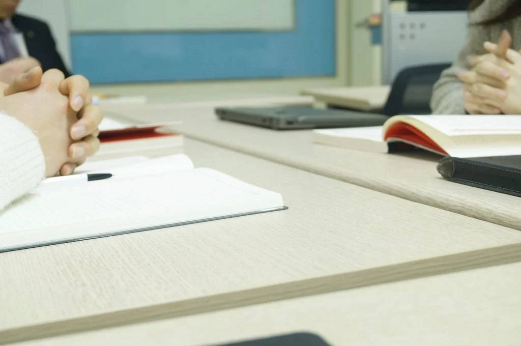 Mesa de trabajo con cuaderno, ordenador y material de oficina