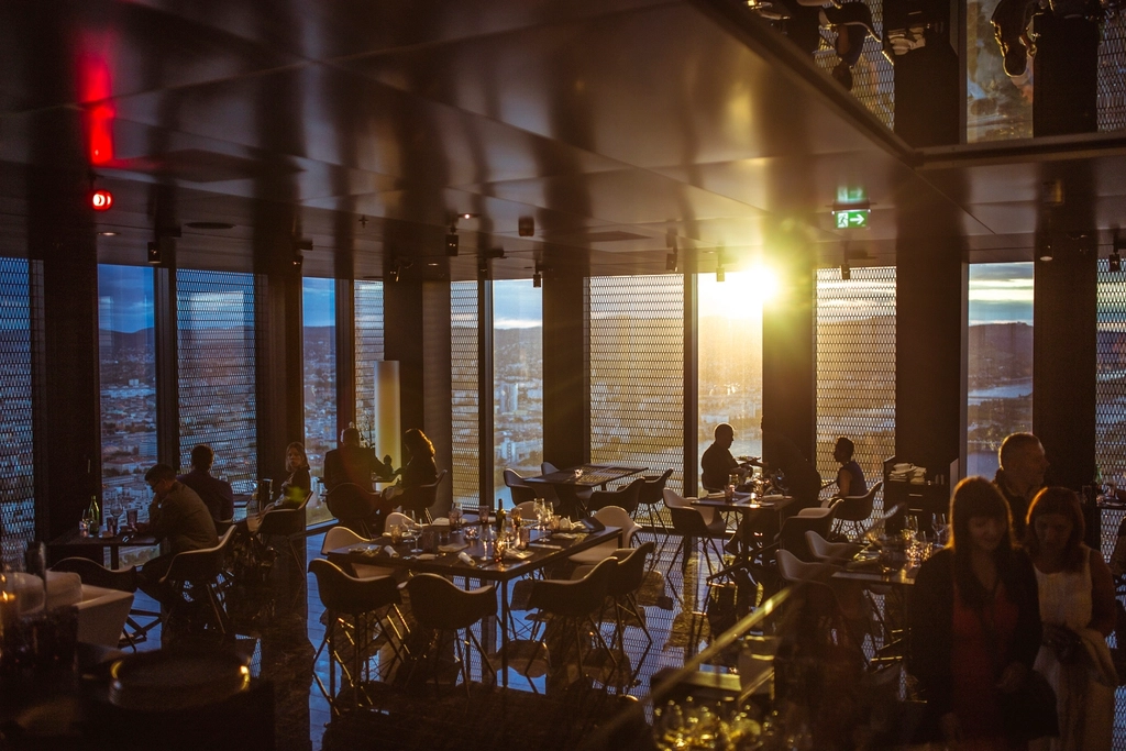 Sala de restaurante con comensales cenando - Meta Ads para restaurantes